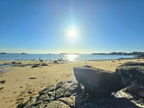 A beach with clear skies and calm waters. - Gulf and beach 350m away, Ty Coët (Arradon)