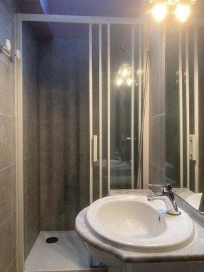 Shower, hair dryer, towels - La Bergerie, a cozy duo between land and sea (Plouha)