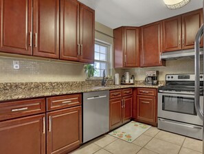 Private kitchen - Beach House walking distance to beach entrance/ Pet Friendly (Satellite Beach)