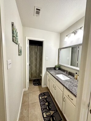 Hair dryer, towels, soap, toilet paper - Modern 3/2 Private Home NW Austin (Austin)