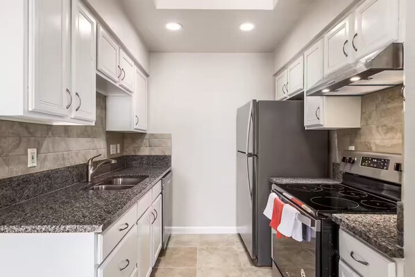 Private kitchen - Modern 3/2 Private Home NW Austin (Austin)