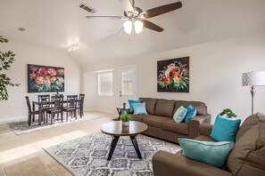 Living area - Modern 3/2 Private Home NW Austin (Austin)