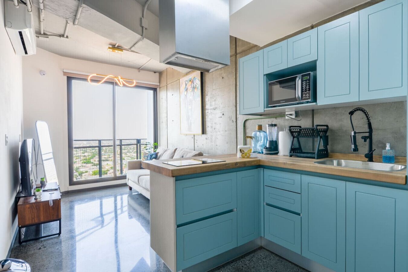 Frigorífico, microondas, placa de cocina y cafetera o tetera