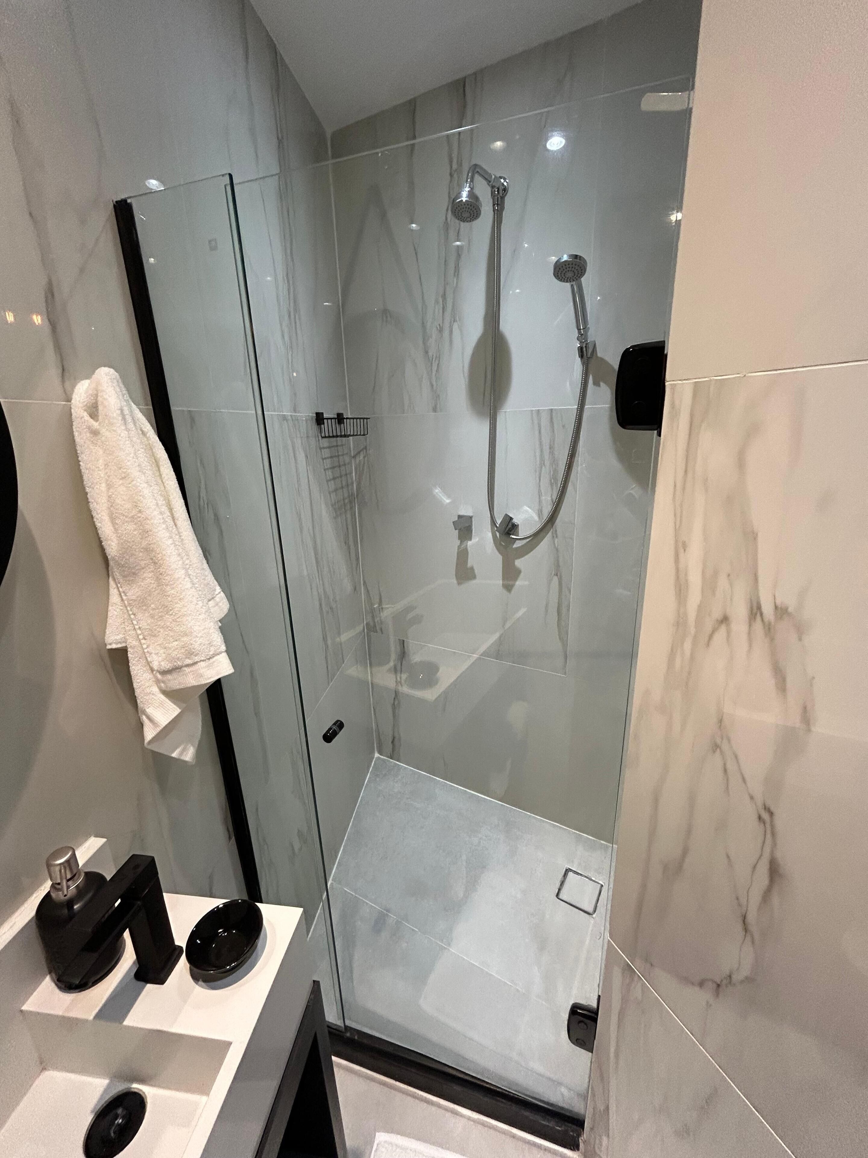 Haartrockner, Handtücher, Seife, Toilettenpapier