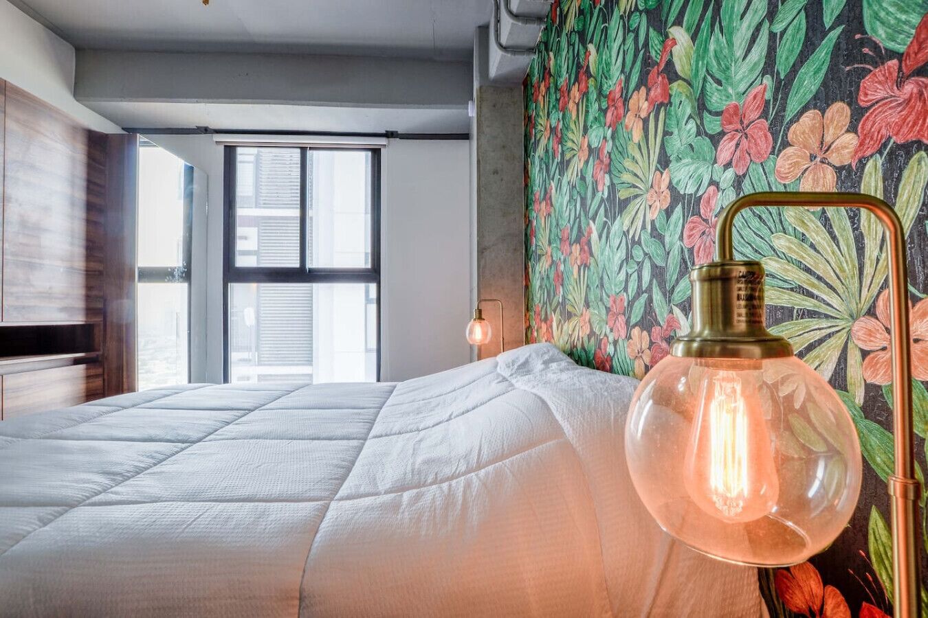 Desk, iron/ironing board, WiFi, bed sheets