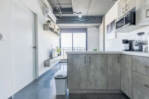 Réfrigérateur, micro-ondes, plaque de cuisson, cafetière/bouilloire