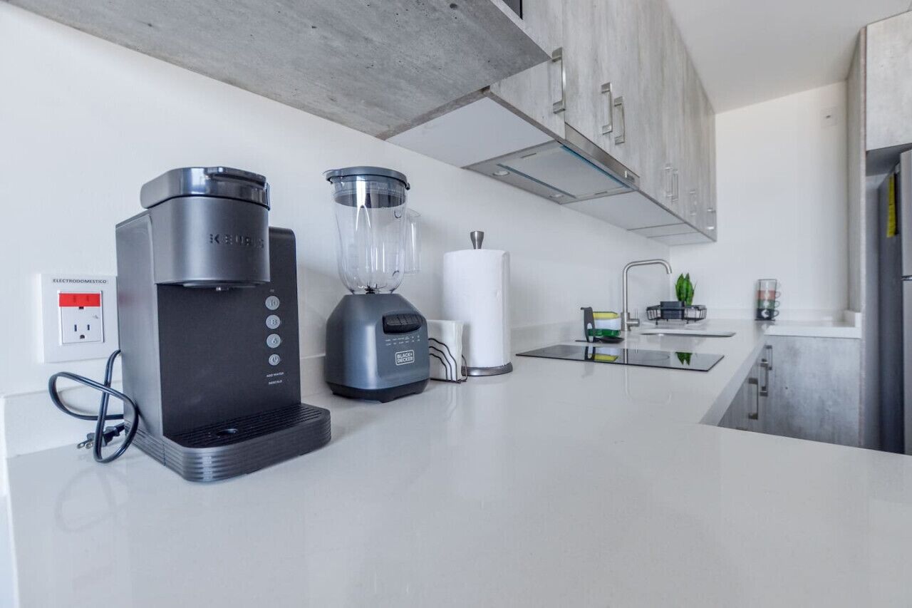 Refrigerador, microondas, parrilla de estufa y cafetera y tetera 