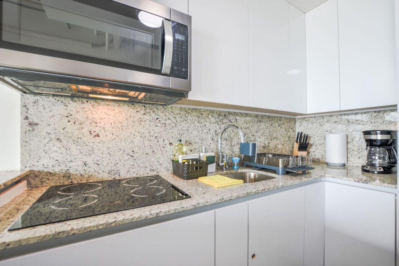 Frigorifero, microonde, piano cottura, macchina per tè/caffè