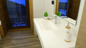 Comfort Apartment, Balcony, Mountain View | Bathroom - Las Casucas de Somavía  (San Miguel de Aguayo)