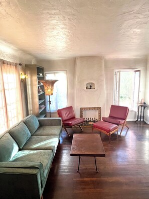 Living area - Gorgeous dream house 1 plus in Silver Lake Los Angeles, Stunning views! Peaceful (Los Angeles)
