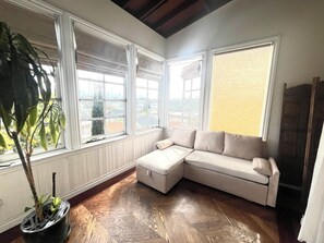 Living area - Gorgeous dream house 1 plus in Silver Lake Los Angeles, Stunning views! Peaceful (Los Angeles)