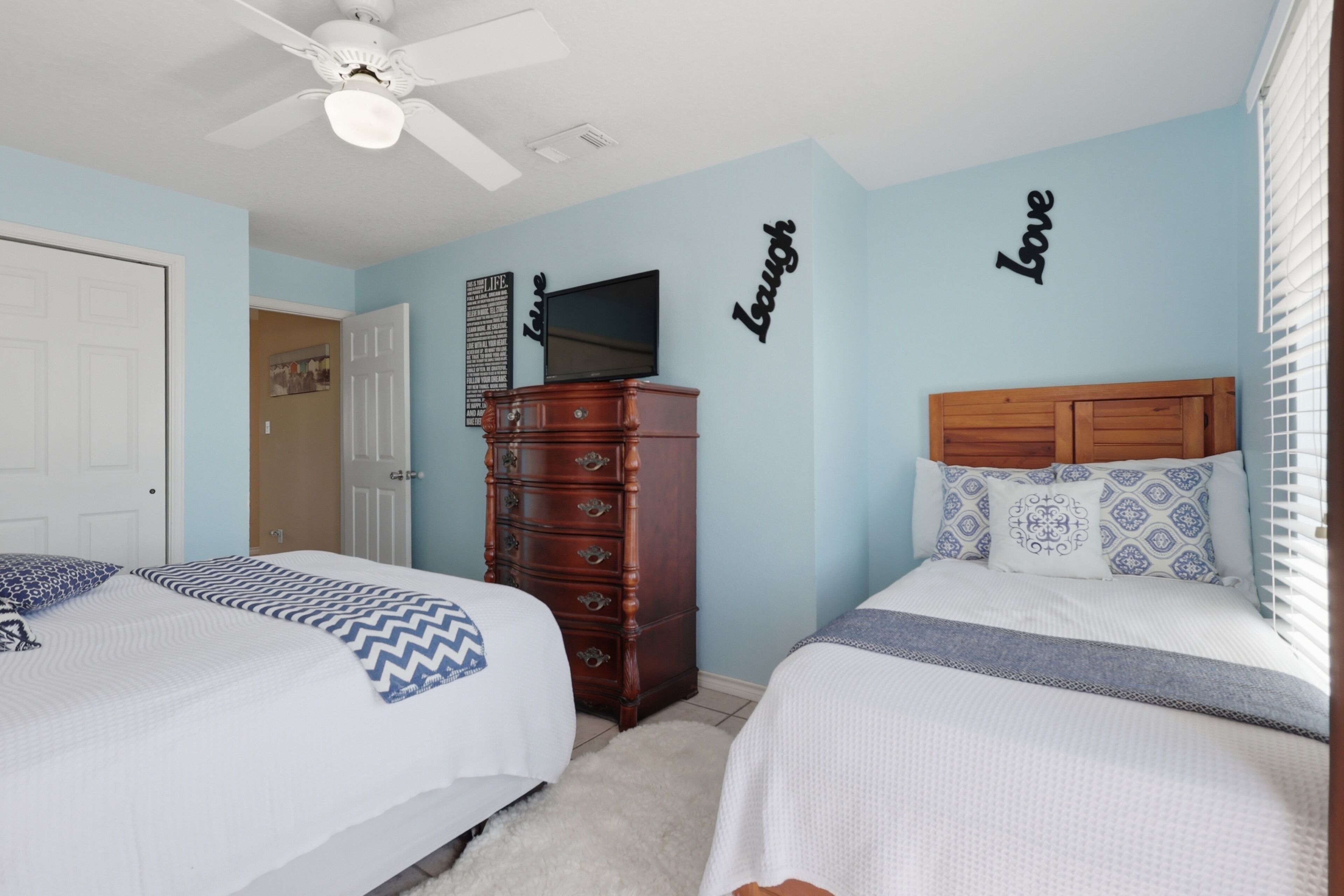 3 bedrooms, iron/ironing board, WiFi (free), bed sheets
