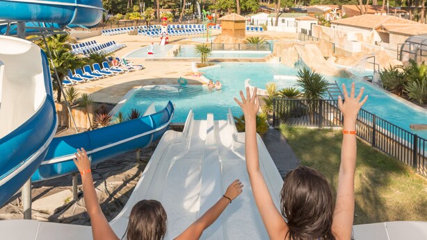 Un parc aquatique doté de nombreux toboggans et d’un espace piscine.