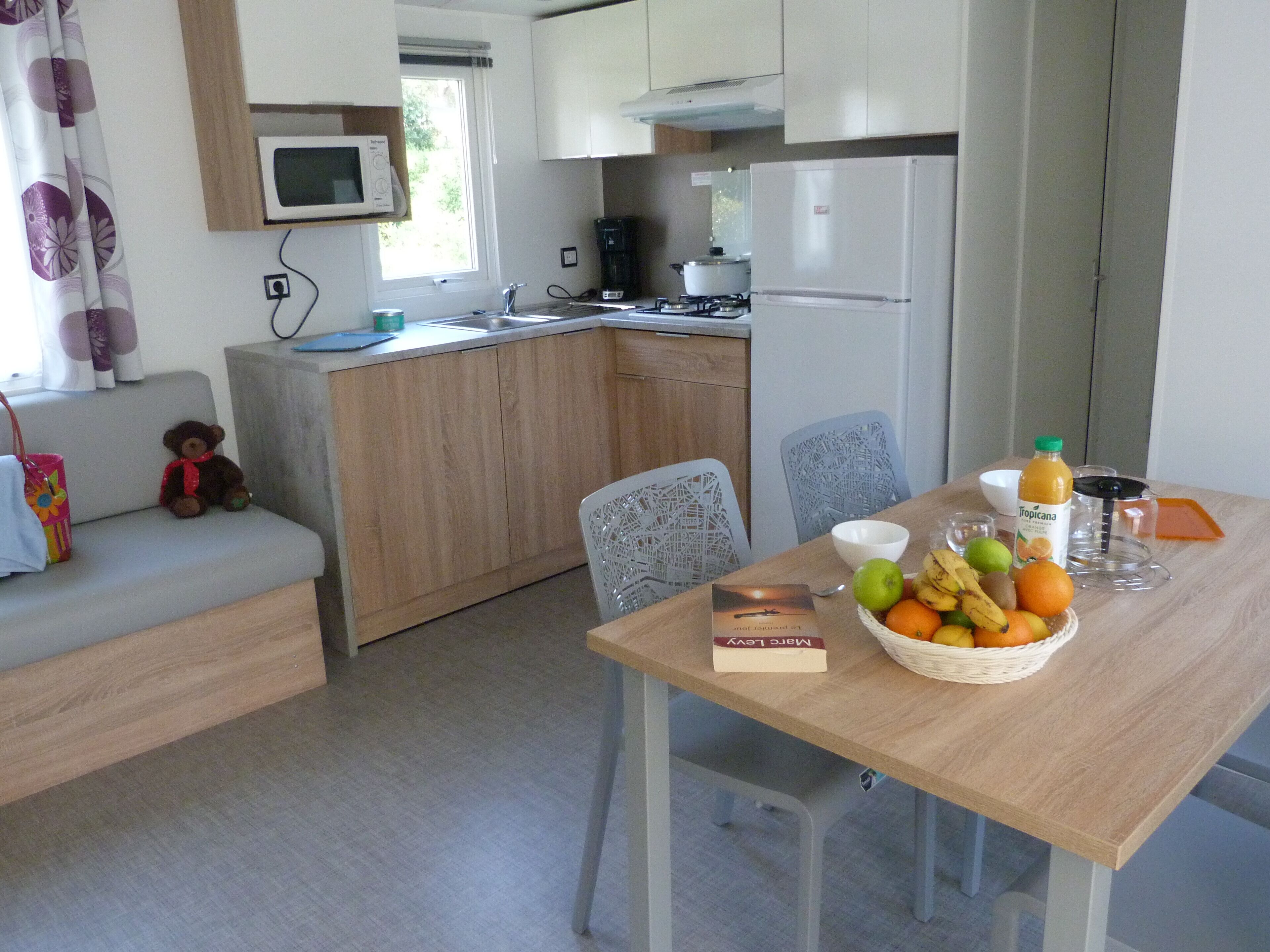 Frigorifero, microonde, piano cottura, macchina per tè/caffè