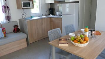 Frigorifero, microonde, piano cottura, macchina per tè/caffè