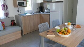 Frigorifero, microonde, piano cottura, macchina per tè/caffè