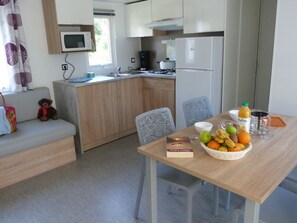 Kühlschrank, Mikrowelle, Herdplatte, Wasserkocher mit Kaffee-/Teezubehör