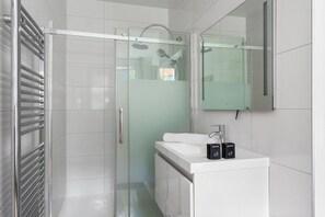 Shower, hair dryer, towels - ClickYourFlat 255 - Cosy Apt - Arc de Triomphe (Paris)