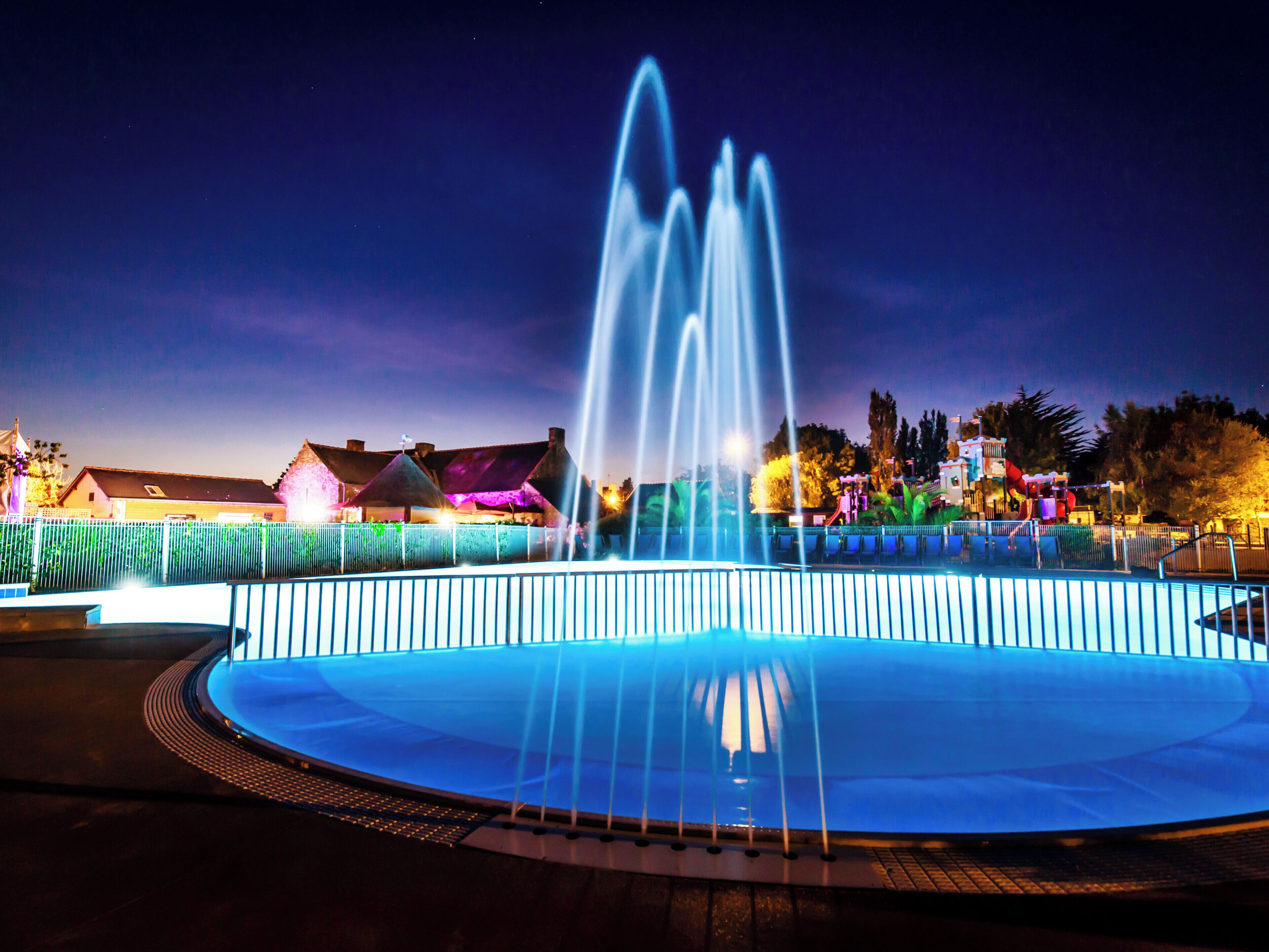 Lämmitetty uima-allas