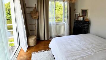 3 bedrooms, iron/ironing board, WiFi, bed sheets