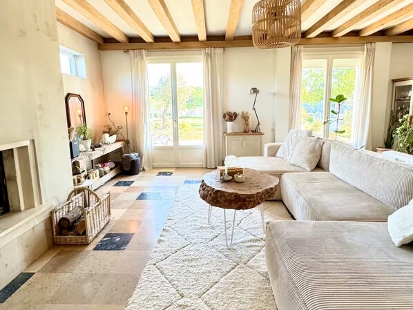 Cheminée, livres, chaßne hi-fi