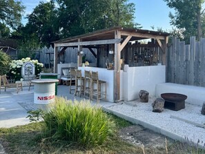 Outdoor dining - Cozy house next to the Mayenne River (Saint-Jean-sur-Mayenne)
