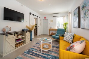 Smart TV, books - Tropical Retreat • 8 min to Hollywood Beach & 20 min to Hard Rock Stadium (Hollywood)