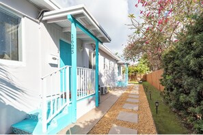Exterior detail - Tropical Retreat • 8 min to Hollywood Beach & 20 min to Hard Rock Stadium (Hollywood)