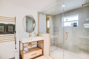 Hair dryer, towels, soap, toilet paper - Birds of Paradise: Relaxing Coastal Escape (New Smyrna Beach)