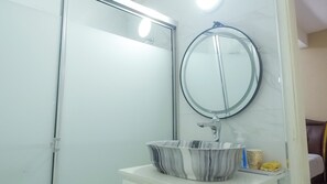 Regadera, toallas, jabón, papel de baño 