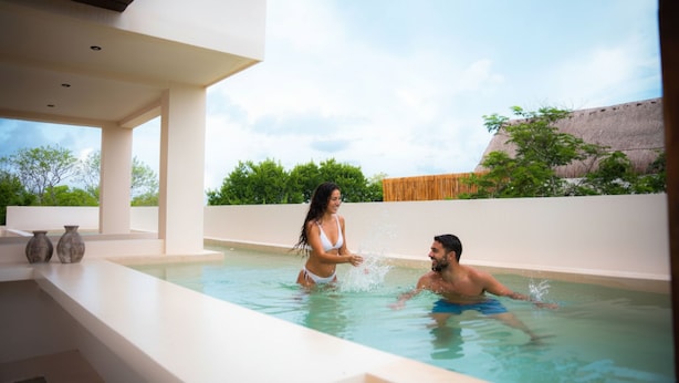 A modern outdoor swimming pool with a clear view of the sky and surrounding greenery. - Jungle Escape Studio Quiet Cozy Gym Pool C5 (Tulum)