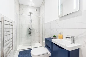 Secadora de cabello, toallas, jabón, papel de baño 