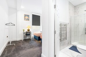 2 habitaciones, tabla de planchar con plancha, wifi y ropa de cama 