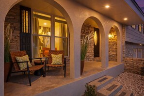 Terrace/patio - The Lone Star Luxe - Pool - Hot Tub - Sport Court (San Antonio)