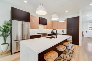 Fridge, microwave, oven, stovetop - VRBO Oasis in RiNo with Rooftop Hot Tub (Denver)