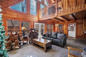 Smart TV, fireplace - Beary Comfy! Rustic cabin minutes to fun! (Sevierville)