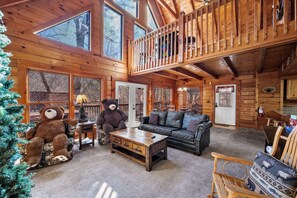 Smart TV, fireplace - Beary Comfy! Rustic cabin minutes to fun! (Sevierville)