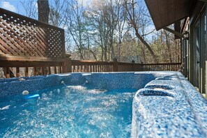 Outdoor spa tub - Beary Comfy! Rustic cabin minutes to fun! (Sevierville)