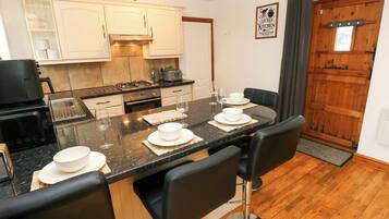 Cookware/dishes/utensils