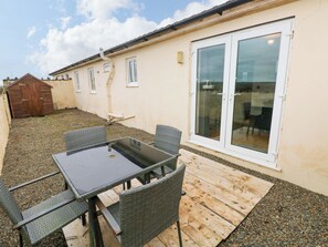 Outdoor dining - Red Kite Cottage (Haverfordwest)