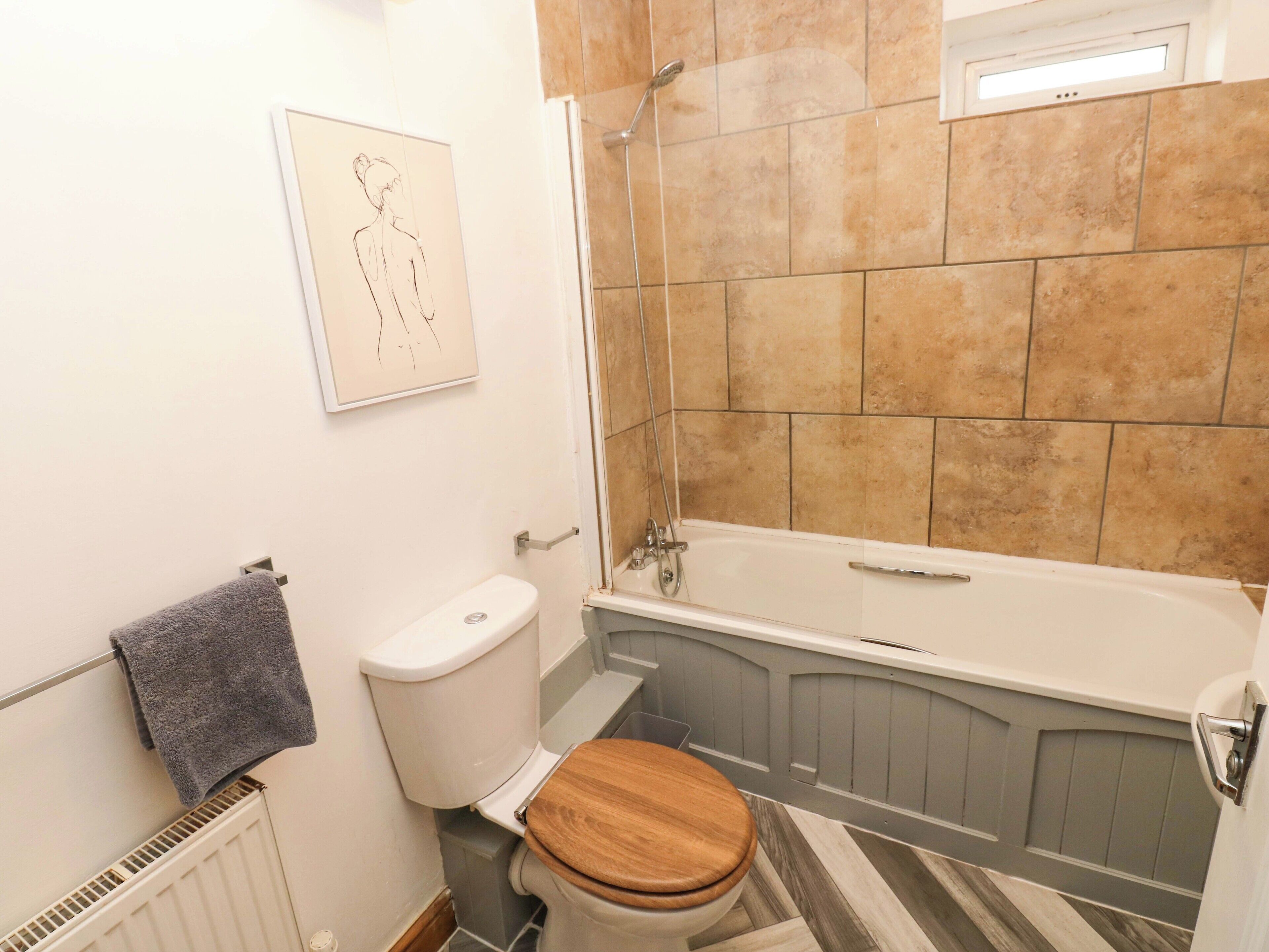 Ein Badezimmer mit Toilette, Dusche und Badewanne.