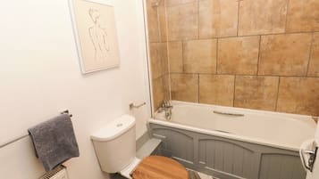 Ein Badezimmer mit Toilette, Dusche und Badewanne.