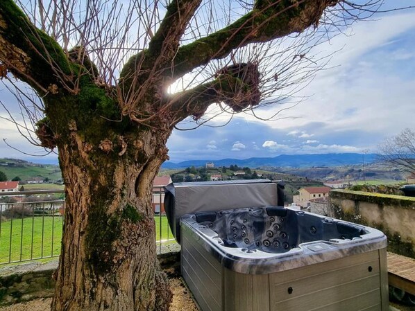 Outdoor spa tub