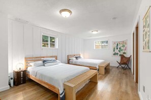 5 bedrooms, iron/ironing board, travel cot, WiFi - The Townie, a 5BR Family & Group Poolside Retreat (Prince Edward)