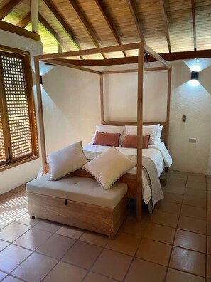 2 habitaciones, escritorio, tabla de planchar con plancha y wifi 