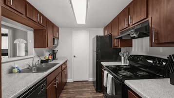 Kjøleskap, mikrobølgeovn, ovn og kokeplater