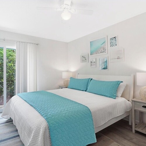 Cozy Cottage!  Condo in the heart of the waterway district. 2 Miles from beach.