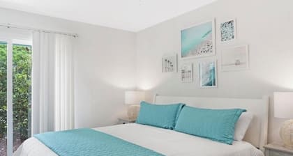 Cozy Cottage! Condo in the heart of the waterway district. 2 Miles from beach.