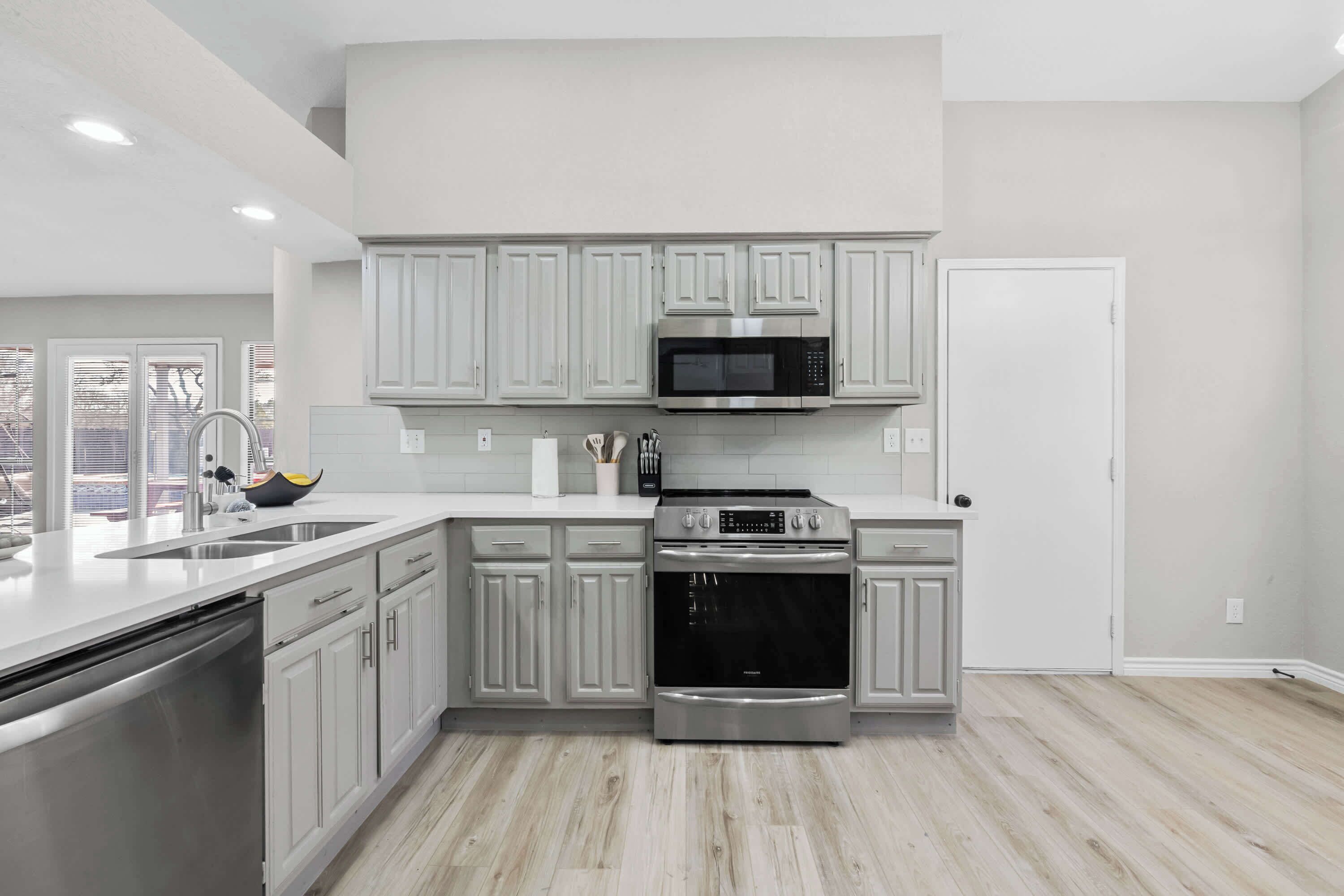 雪櫃、微波爐、焗爐、爐具