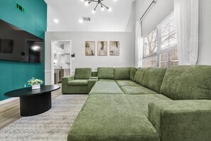 Télévision, cheminée, espaces bureaux